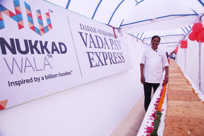 Chef Ajay Sood with the Worlds Longest Vada Paoat Nukkadwala