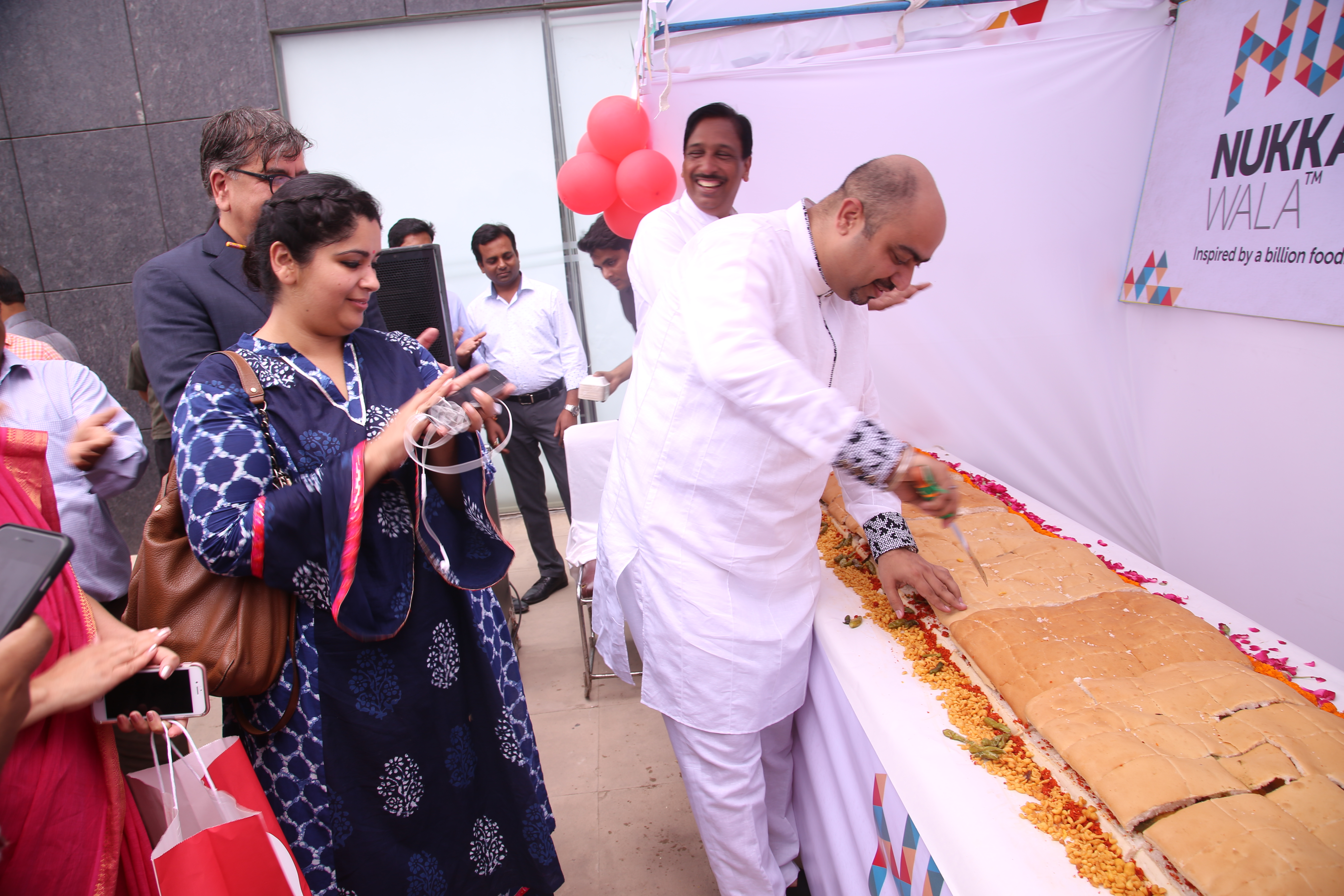 Famous food critic Pawan Soni inaugurating World’s longest Vada Pav made by Nukkadwala