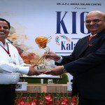 Lucknow Metro MD Kumar Keshav recieving Dr APJ Abdul Kalam Memorial Award from its award committee chairman Dr Alok Ranjan at Vigyan Bhawan on Saturday (2)