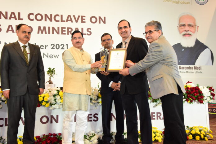 Mr Shohab Rais, COO, Tata Chemicals Ltd. accepting the award on behalf of the company