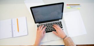 How Online Learning Prepares Students for AI Powered Workplaces